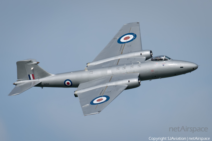 Mid Air Squadron English Electric Canberra PR9 (XH134) | Photo 46925