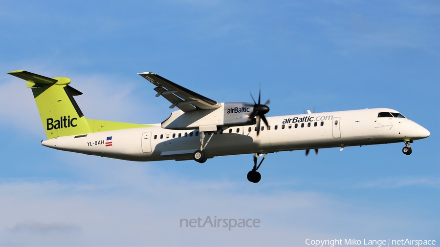 airBaltic Bombardier DHC-8-402Q (YL-BAH) | Photo 182912