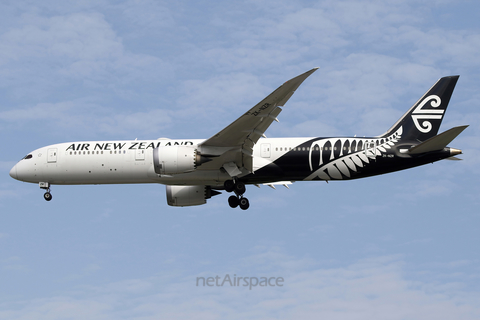 Air New Zealand Boeing 787-9 Dreamliner (ZK-NZR) at  Singapore - Changi, Singapore