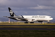 Air New Zealand Boeing 777-219(ER) (ZK-OKB) at  Auckland - International, New Zealand