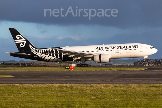 Air New Zealand Boeing 777-219(ER) (ZK-OKC) at  Auckland - International, New Zealand