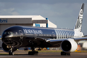 Air New Zealand Boeing 777-319(ER) (ZK-OKQ) at  London - Heathrow, United Kingdom