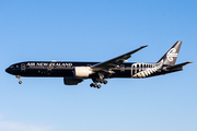 Air New Zealand Boeing 777-319(ER) (ZK-OKQ) at  London - Heathrow, United Kingdom