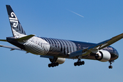 Air New Zealand Boeing 777-319(ER) (ZK-OKQ) at  London - Heathrow, United Kingdom