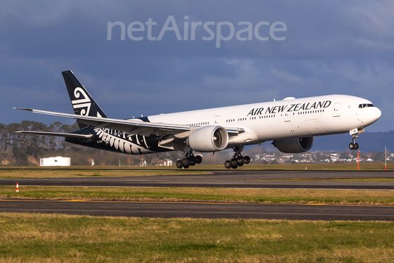 Air New Zealand Boeing 777-319(ER) (ZK-OKS) at  Auckland - International, New Zealand