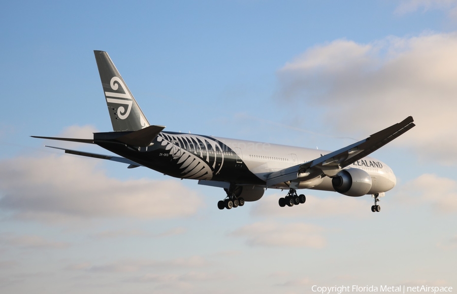 Air New Zealand Boeing 777-319(ER) (ZK-OKS) | Photo 408596